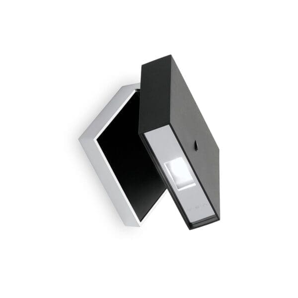 Vibia ALPHA 7940 on off sulla cover frontale – nero e cromo