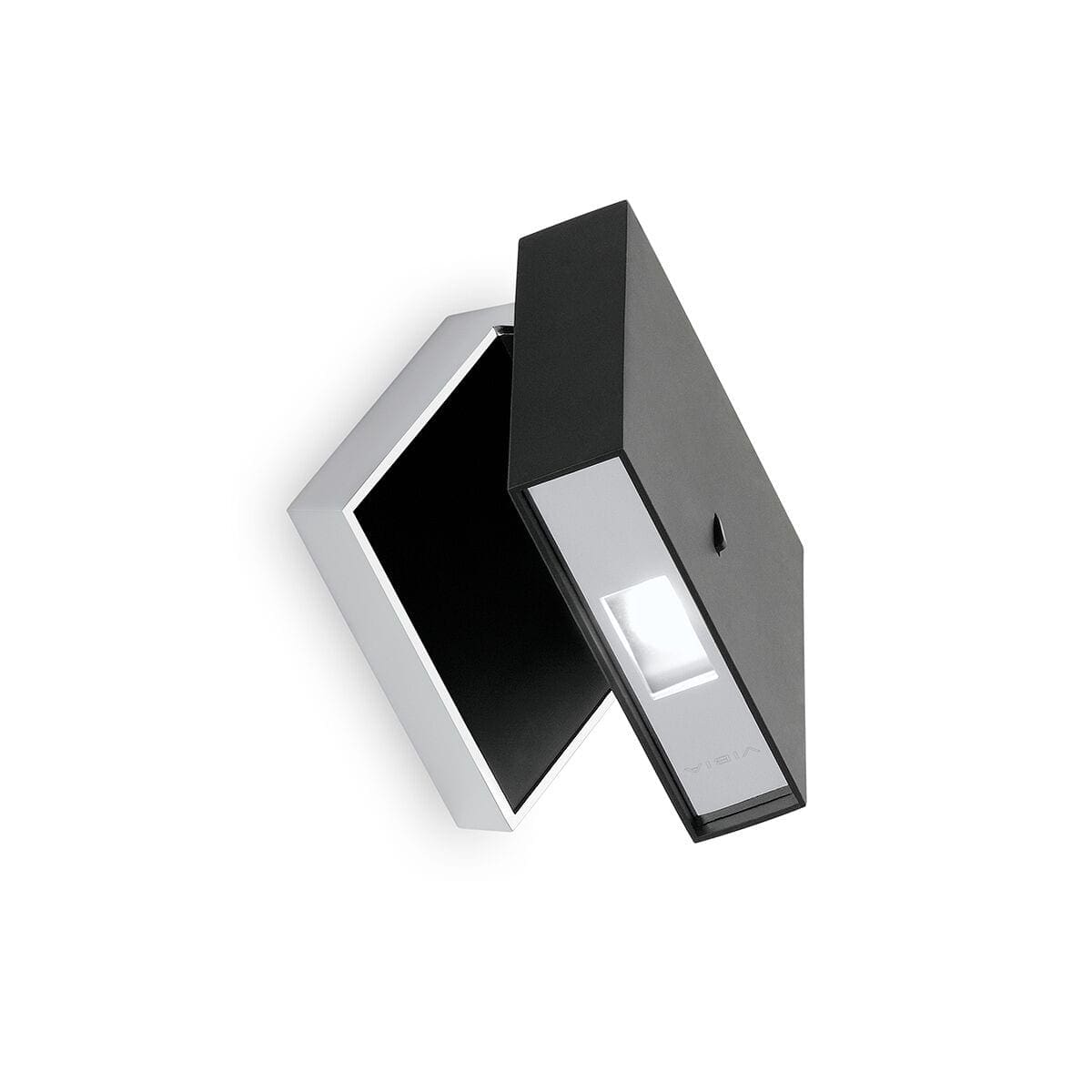 Vibia ALPHA 7940 on off sulla cover frontale – nero e cromo