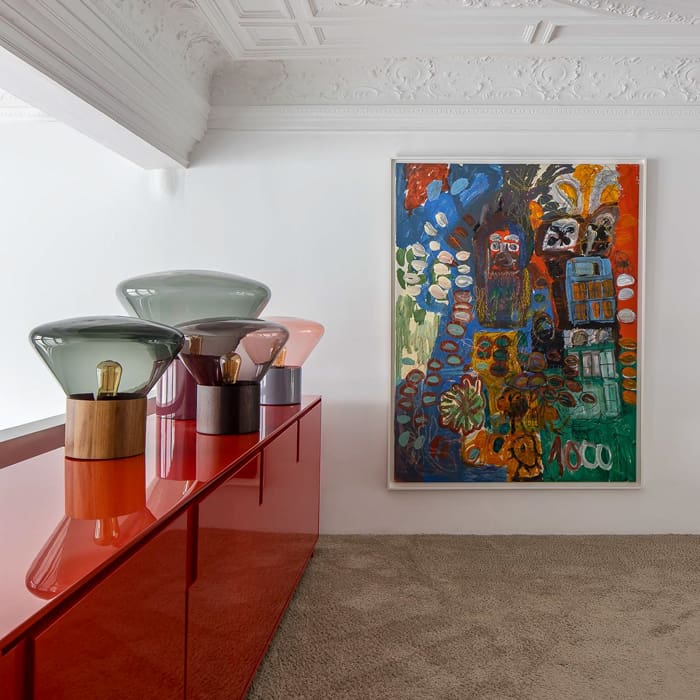 BROKIS MUFFINS ANNIVERSARY wood 01 - tavolo - vetro rosa tramonto - base marmo rosso francia satinato - immagine 2