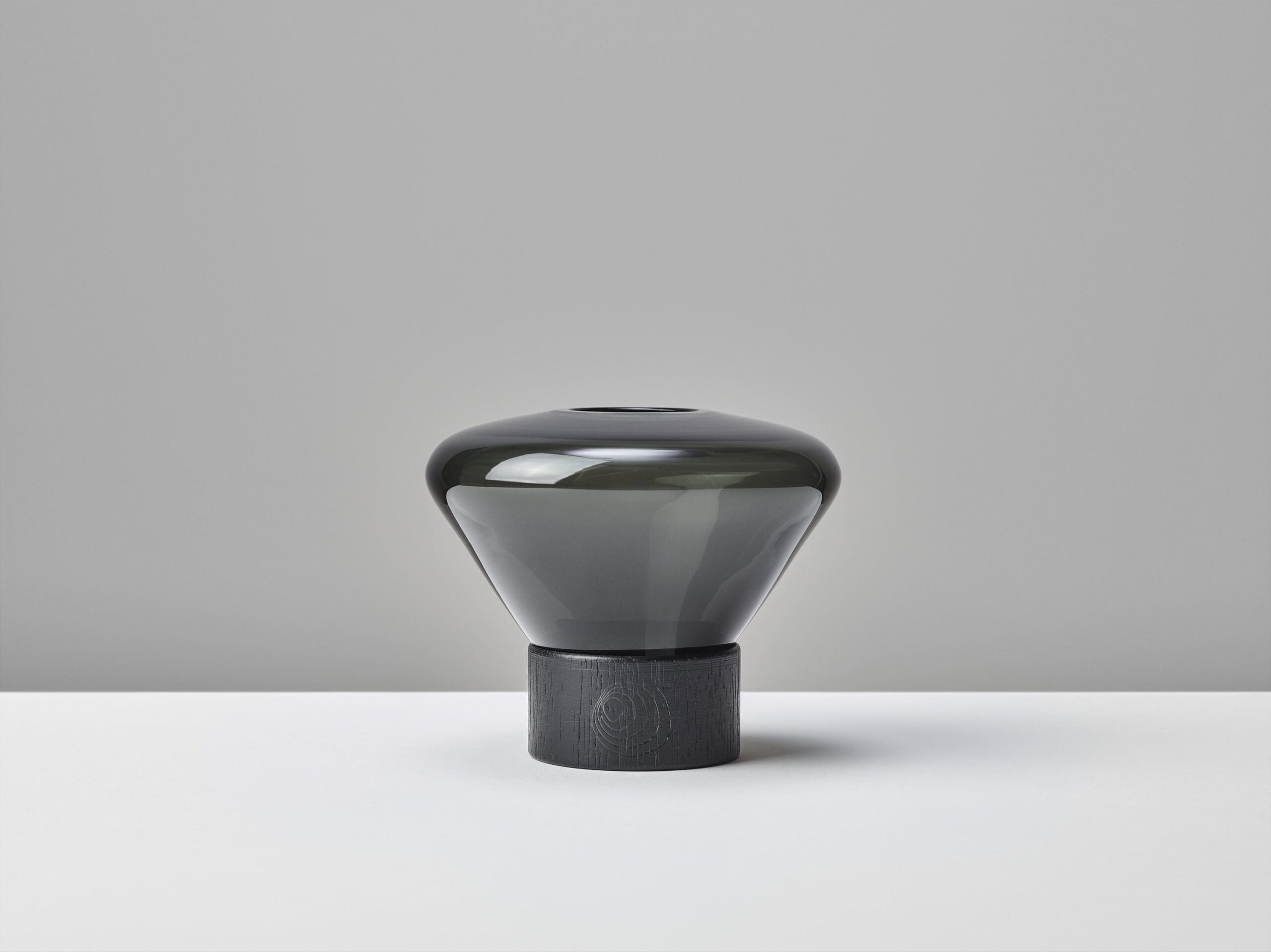 BROKIS MUFFINS CANDLEHOLDER PC1008 - tavolo - vetro grigio fumé trasparente - base in quercia europea, tinta nera - outdoor