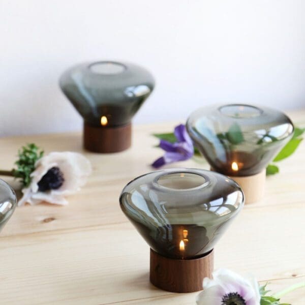 BROKIS MUFFINS CANDLEHOLDER PC1008 - tavolo - vetro grigio fumé trasparente - base in quercia europea, rivestimento trasparente - outdoor