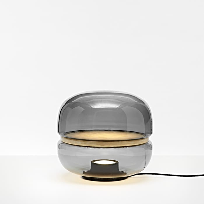 BROKIS MACARON PC1039 media - tavolo - vetro grigio fumé - base nera e piatto onice miele