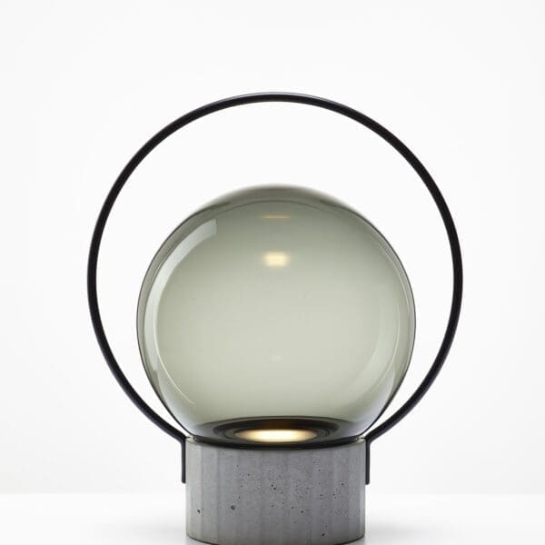 BROKIS SFERA PORTABLE PC1273 grande - tavolo - vetro grigio fumé trasparente - base in cemento naturale e corpo nero opaco - outdoor