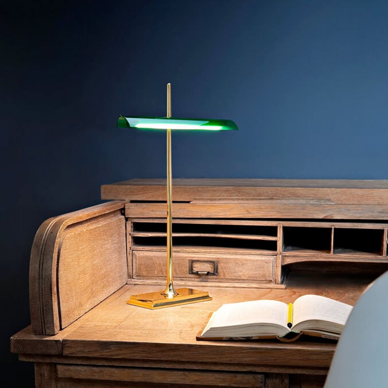 immagine della lampada Flos GOLDMAN tavolo – ottone/verde su una scrivania classica