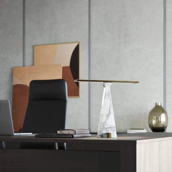 Lampada Italamp Traccia su una scrivania elegante