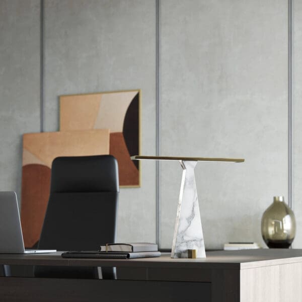 Lampada Italamp Traccia su una scrivania elegante