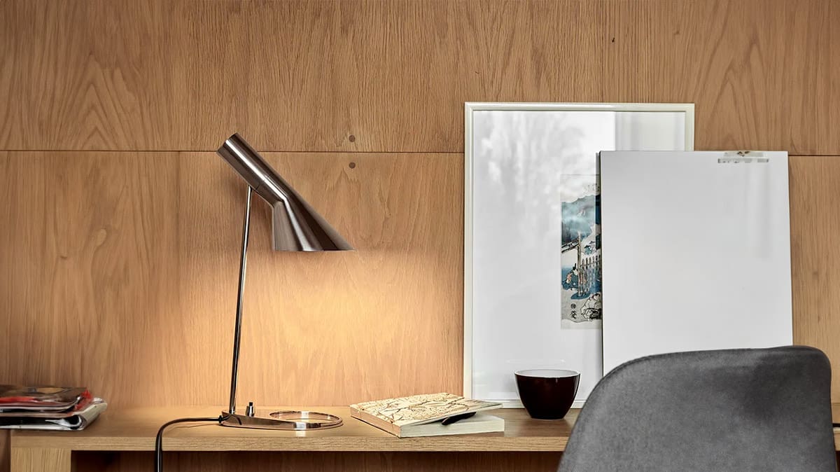 Lampada da tavolo modello Louis Poulsen AJ TAVOLO su una scrivania minimal