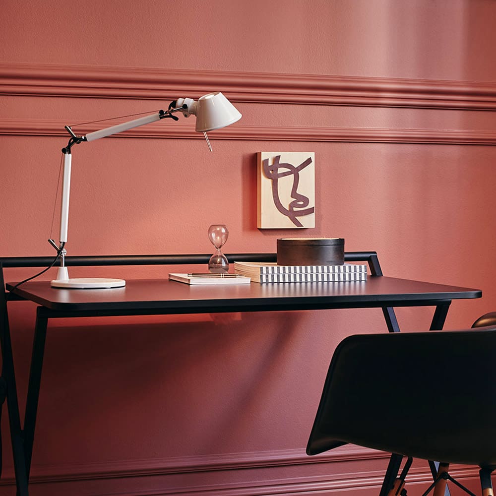 Lampada tolomeo di Artemide posizionata su una scrivania elegante in una stanza tipica di un professionista