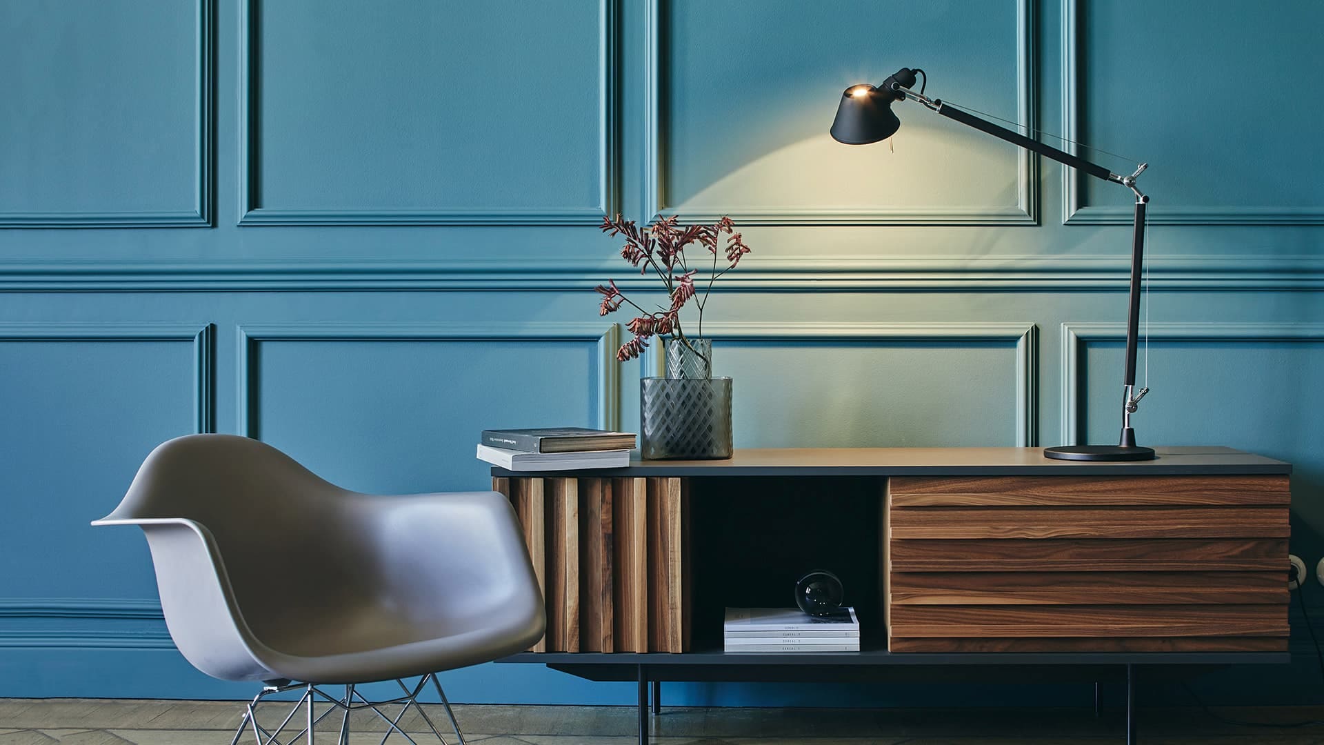 Artemide tolomeo da tavolo ambiebtata in uno studio di stile classico