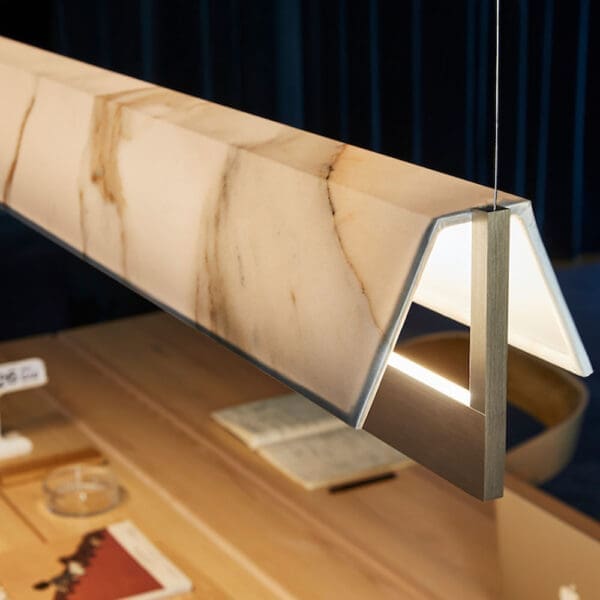 Contardi FLY so l.120m - struttura nickel dorato satinato e paralume in tessuto effetto marmo bianco Calacatta