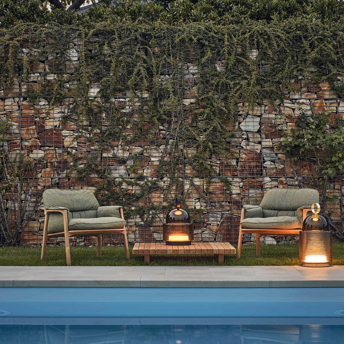 La collezione outdoor denominata Dome Nomad si ispira alle cupole di Venezia. Dome Nomad è una lampada da esterno la cui forma a cupola rappresenta l'eternità e la vastità della volta celeste.