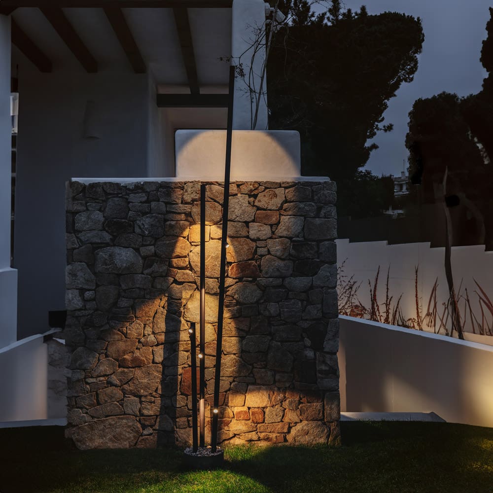 Questa collezione per esterni risulta ideale per illuminare e risaltare strade, passaggi e grandi spazi aperti.