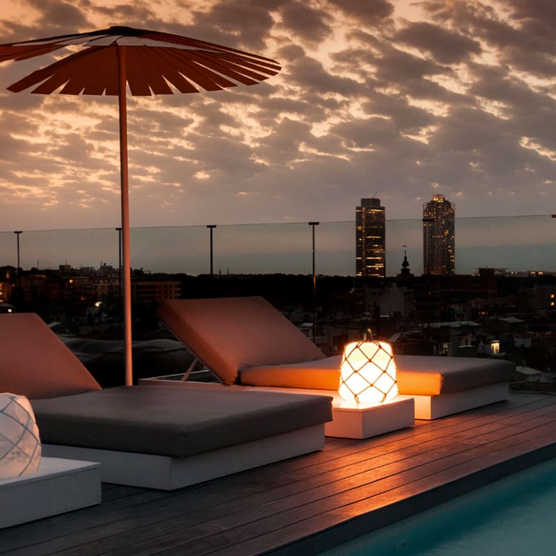 Lampade giocose e colorate, il cui aspetto ricorda le variopinte reti dei pescatori spagnoli e il tessuto pregiato degli ombrelloni