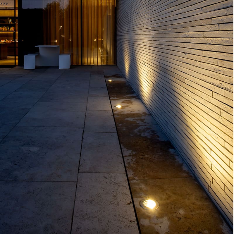 Arkos light step installata vicino al muro di cinta di una villa residenziale