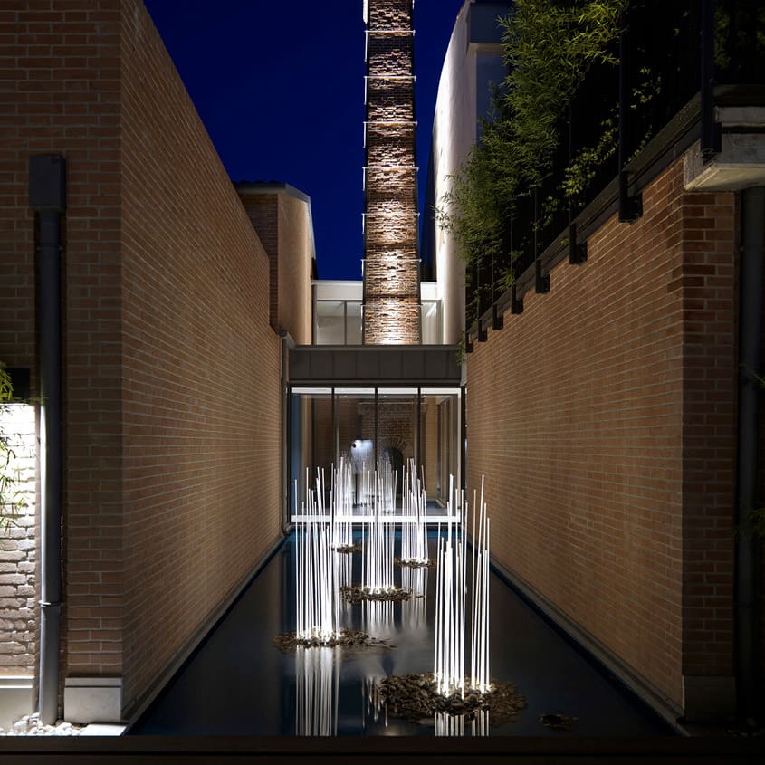 Artemide Reeds in una villa elegante, la lampada è alcentro di una struttura emozioanale