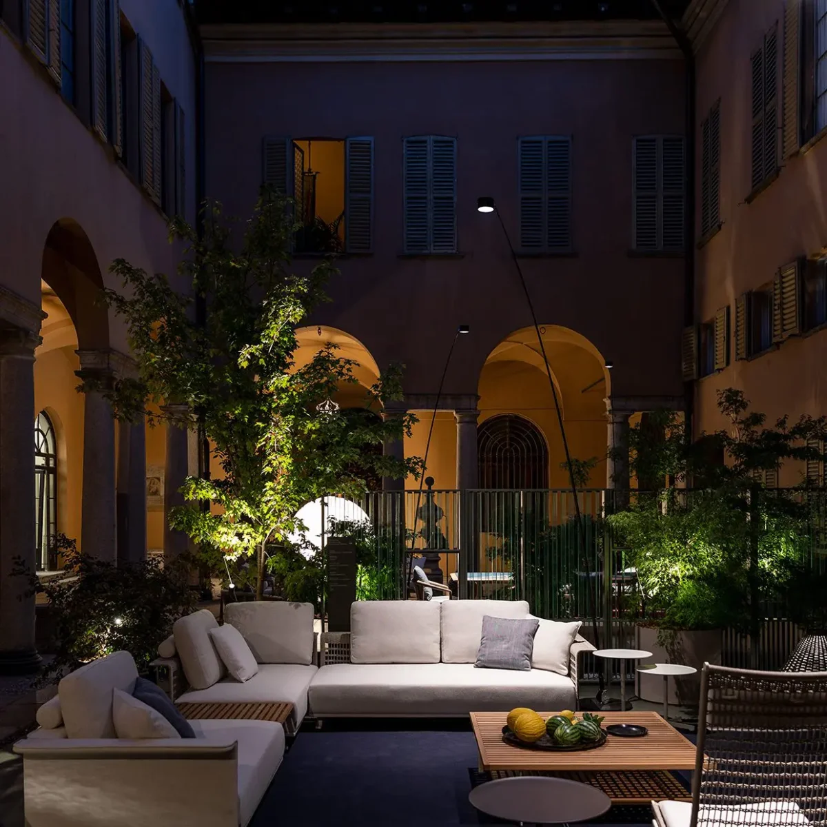La lampada Sampei di Davide Groppi in un elegante zona relax esterna