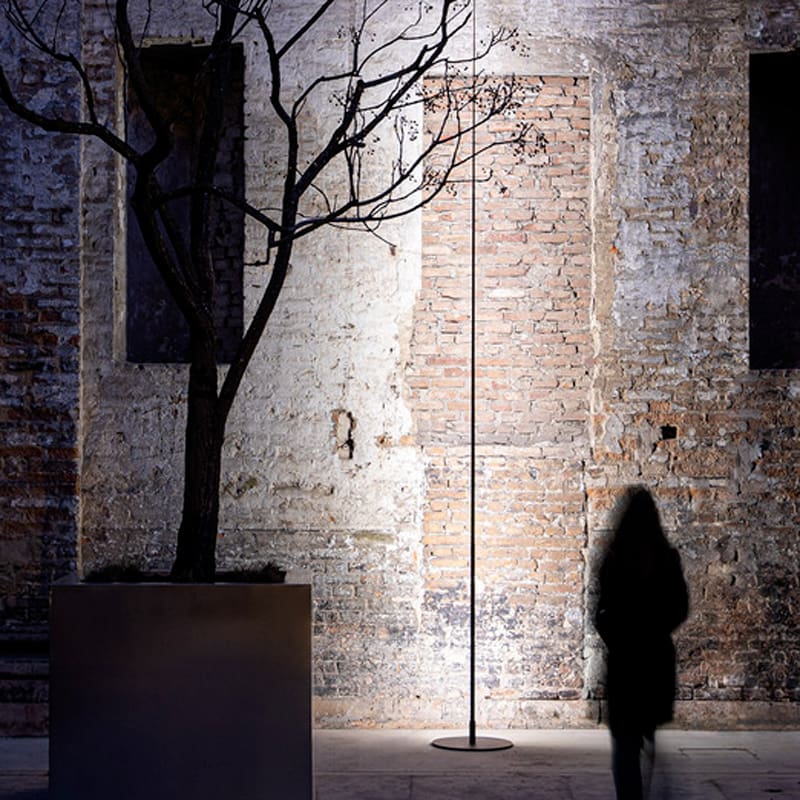 Lampada Origine di Davide Groppi unisce il fascino dell’incognito al piacere di una luce d’ambiente sofisticata ed elegante