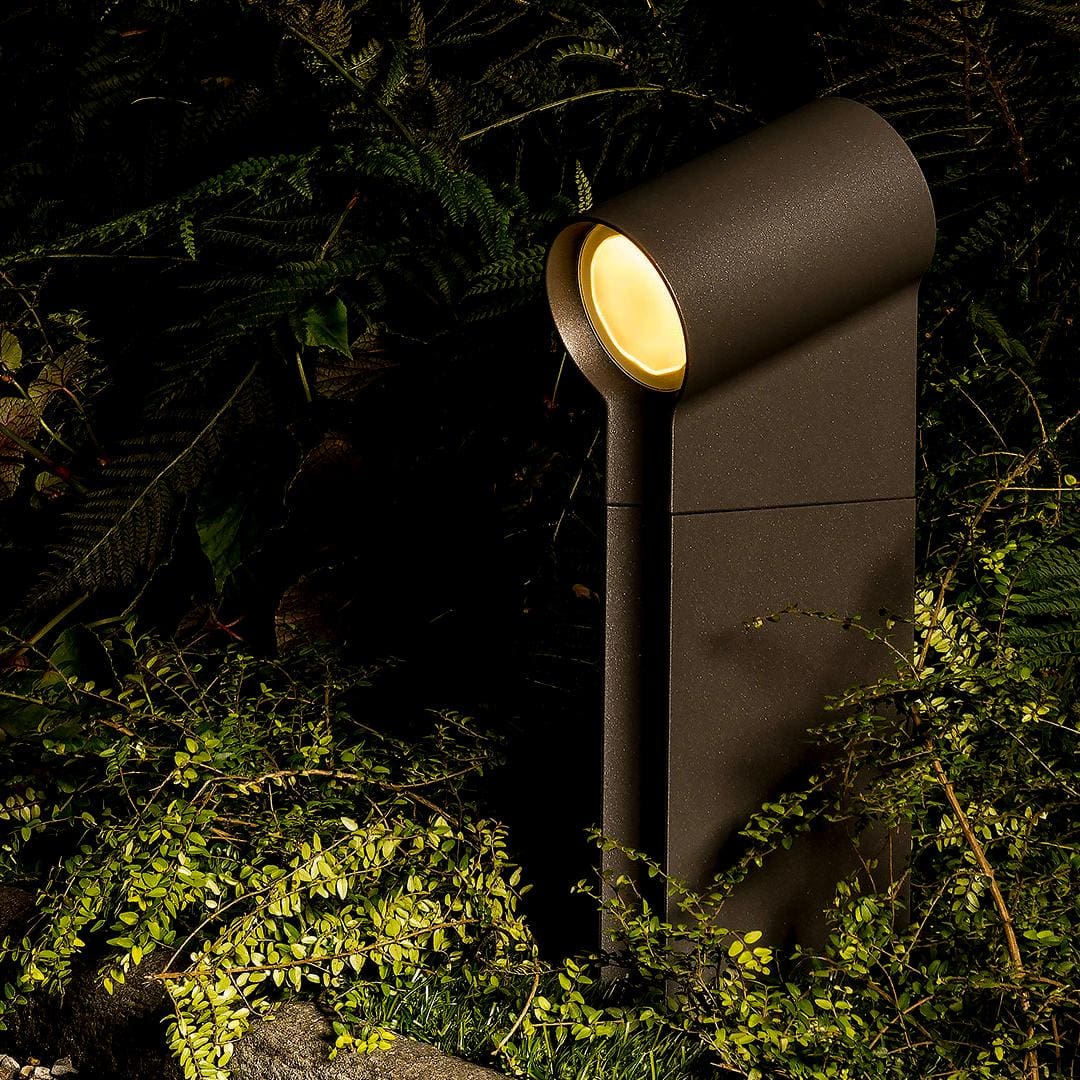 Artemide Oblique installato in un giaridno come segnapasso