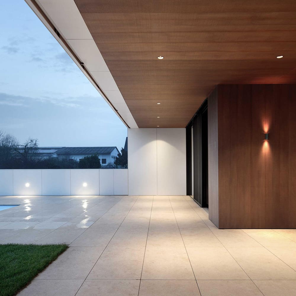 lampada da parete Tram di Wever e Ducrè sul muro di una villa con piscina